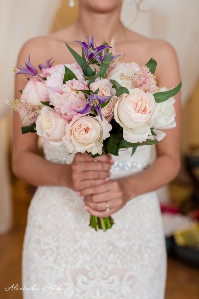Santorini wedding photoshoot brides bouquet